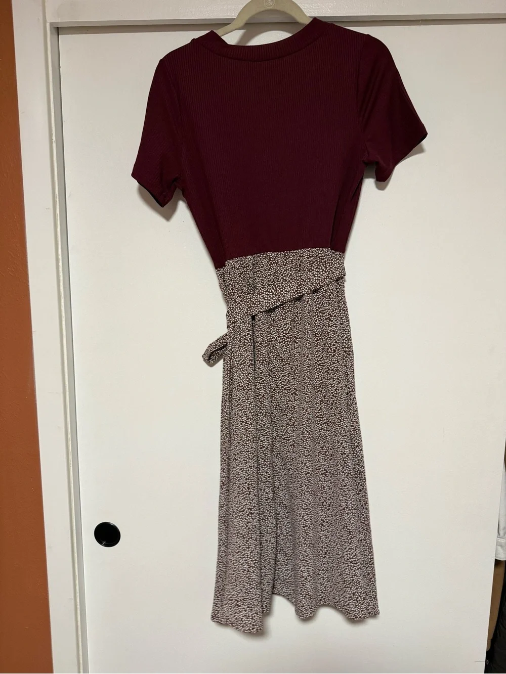 Short Sleeve Ribbed Bodice Midi Dress in Burgundy and Cream - Picture 2 of 4
